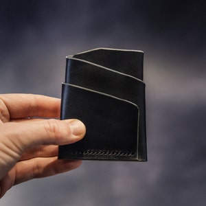 Gepersonaliseerde zwart lederen kaarthouder - Handgemaakt van topgraan Italiaans leer | Minimalistisch portemonnee-ontwerp | Perfect cadeau + gratis reliëf!