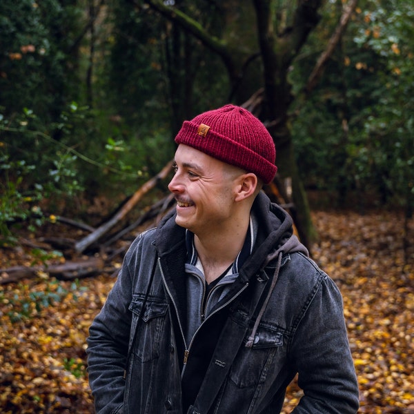 Chapeau de laine chalutier de style pêcheur fabriqué à la main. Bonnet de chalutier Dark Burgundy doux et durable pour hommes ou femmes fabriqué à la main au Royaume-Uni.