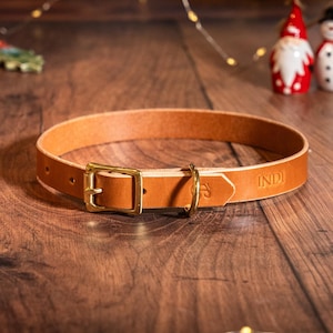 Handgefertigtes Hundehalsband aus echtem hellbraunem Leder - Individuell anpassbar und perfekt für alle Rassen