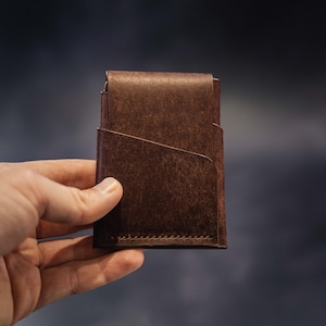 Porte-cartes en cuir marron. Fabriqué individuellement à la main à partir de cuir italien de qualité supérieure + Personnalisation gratuite.