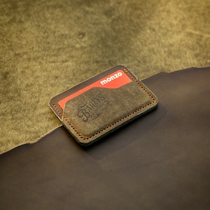 Tarjetero minimalista de piel para hombre. Diseño de billetera delgada en Verde Oliva, tarjetero para mujer. Regalo personalizado para él. ¡Repujado GRATIS!