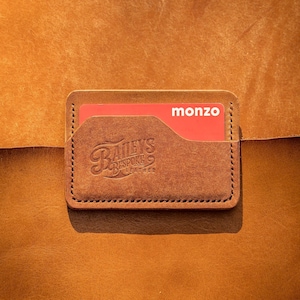 Tarjetero minimalista de piel para hombre. Tarjetero personalizado hecho a mano. Billetera fina personalizada. Regalo personalizado perfecto para él.
