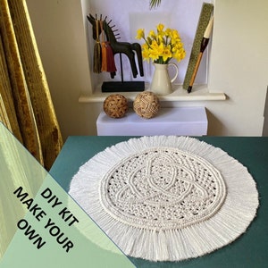 DIY Macrame Keltische Trinity Knot Kit.  Alles wat je nodig hebt om je eigen 'Trinity Knot' Macrame-tafelstuk te maken