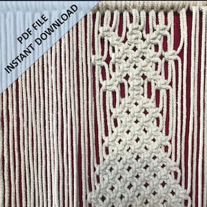 Peut inclure: Une suspension murale en macramé blanche avec un motif géométrique sur fond rouge. Le macramé est réalisé avec un cordon de coton épais et présente une frange en bas.
