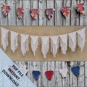 以下が含まれることがあります： さまざまなスタイルの手作りの三角形のバナーのコレクション。上部のバナーは、カラフルなフリンジ付きの三角形が特徴です。中央のバナーは白いマクラメの三角形を表示します。下のバナーは青、赤、白の三角形を表示します。「PDF FILE INSTANT DOWNLOAD」のテキストが表示されます。