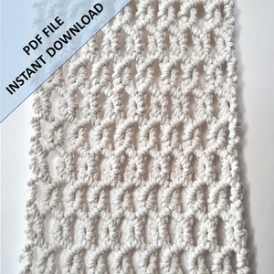 Pode incluir: Um close-up de uma tape&ccedil;aria de macram&eacute; branca com um padr&atilde;o hexagonal repetido.