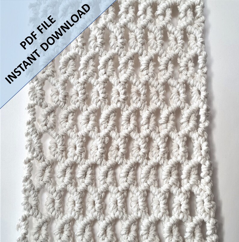 Pode incluir: Um close-up de uma tape&ccedil;aria de macram&eacute; branca com um padr&atilde;o hexagonal repetido.