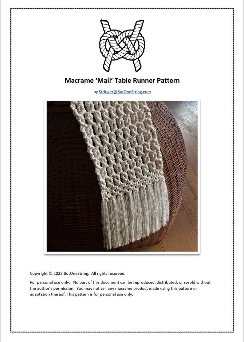 Pode incluir: Um corredor de mesa de macram&eacute; branco com franjas sobre uma superf&iacute;cie de vime. O padr&atilde;o &eacute; chamado de "Mail" e &eacute; de ButOneString.com. Copyright &copy; 2022 ButOneString. Todos os direitos reservados. Para uso pessoal apenas. Nenhuma parte deste documento pode ser reproduzida, distribu&iacute;da ou revendida sem a permiss&atilde;o do autor. N&atilde;o &eacute; permitido vender qualquer produto de macram&eacute; feito usando este padr&atilde;o ou adapta&ccedil;&atilde;o do mesmo. Este padr&atilde;o &eacute; apenas para uso pessoal.