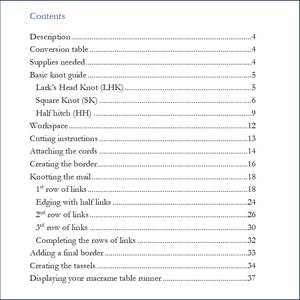 Pode incluir: Uma tabela de conte&uacute;do para um projeto de macram&eacute;, listando as etapas envolvidas na cria&ccedil;&atilde;o de um corredor de mesa de macram&eacute;. As etapas incluem amarrar o fio, fazer a borda com n&oacute;s de meio n&oacute; e completar as fileiras de n&oacute;s.