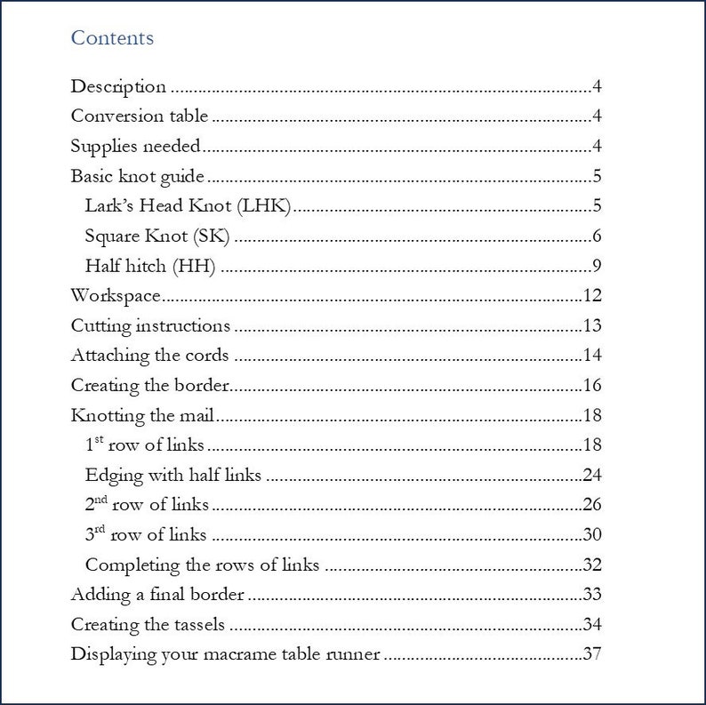 Pode incluir: Uma tabela de conte&uacute;do para um projeto de macram&eacute;, listando as etapas envolvidas na cria&ccedil;&atilde;o de um corredor de mesa de macram&eacute;. As etapas incluem amarrar o fio, fazer a borda com n&oacute;s de meio n&oacute; e completar as fileiras de n&oacute;s.