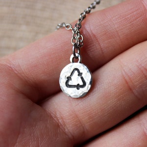 Colar com Símbolo de Reciclagem Reduza, Reutilize, Recicle, Joias Sustentáveis