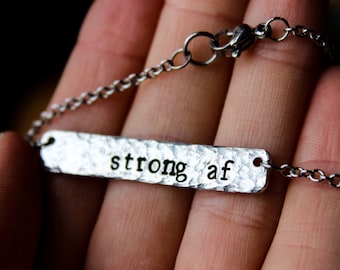 Collar Strong af con barra martillada, joyería de fuerza grabada a mano, joyería inspiradora hecha a mano.