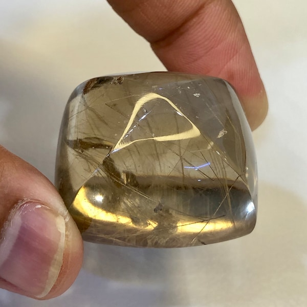 Quartz rutaillé doré naturel de 186,6 carats. Les pierres précieuses ont des rutails et des inclusions, cabochon en forme de coussin loft en sucre taillé par AlinajewelsCo