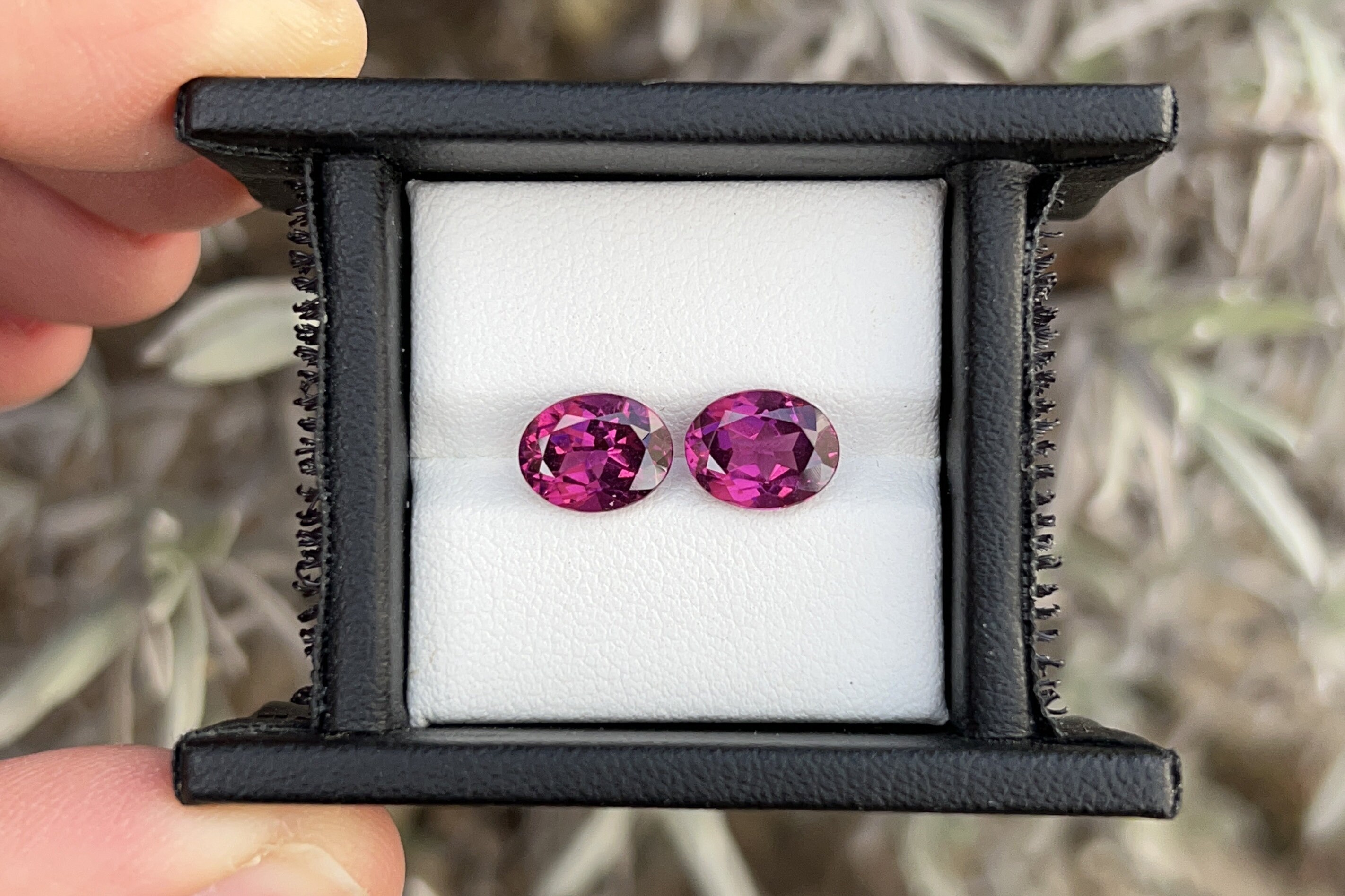 Grenat Rhodolite Rouge framboises naturelle En forme de poire, 4.40 ct, VVS