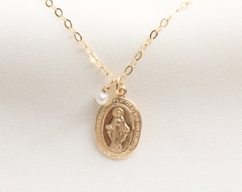 Piccola collana con Vergine Maria riempita d'oro 14k e perla