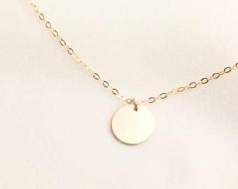 Delicado collar con monedas bañadas en oro de 14 quilates: joyería minimalista con múltiples capas