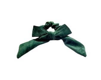 Scrunchie velours vert avec noeud