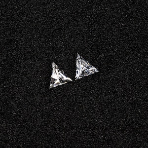 Coppia di diamanti taglio triangolo trasparente da 0,14 ct, 3,3 x 2,9 mm / Purezza VVS, Colore G-H / Diamante creato in laboratorio per orecchini / OM7866