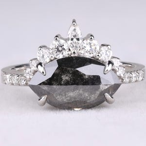 マーキスカットのソルト＆ペッパーダイヤモンドのヴィンテージスタイルのクラウンリング、ハーフハローにアクセントダイヤモンドをあしらったリング、素朴なダイヤモンドの婚約指輪（女性用）