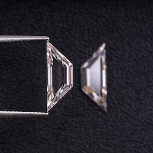 2.05 ct, 12,2 X 4,4 MM | Verjüngtes Diamantpaar im Baguetteschliff | Labor gewachsener Diamant | Diamant im Antikschliff | Diamanten für die Herstellung von Ohrring | LB0003