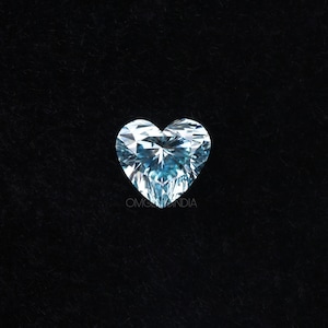 Pode incluir: Um diamante azul claro em forma de coração com facetas.