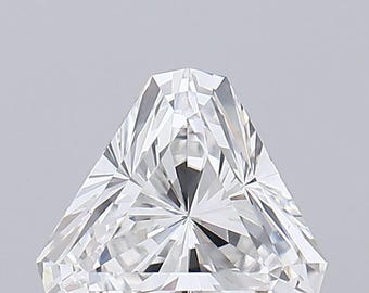 Può includere: Una gemma trasparente e sfaccettata a forma triangolare. La gemma presenta molte piccole sfaccettature tagliate con precisione che riflettono la luce, creando una brillantezza. La gemma è posta su uno sfondo grigio chiaro.