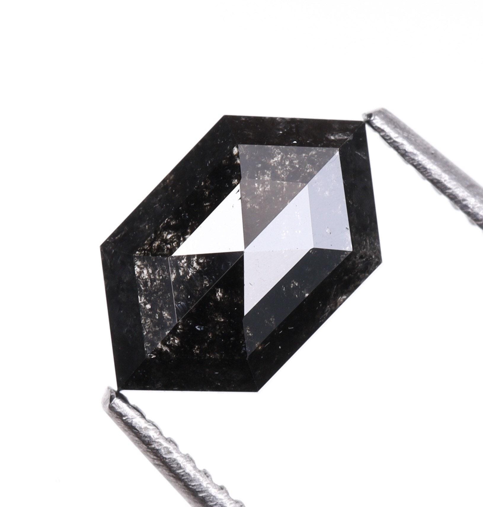 【るーだいやもんど】 0.93カラット、7.9 x 4.7mm | ソルト＆ペッパーダイヤモンド