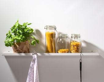 Une étagère murale flottante en métal peut être utilisée comme étagère de cuisine ou bibliothèque