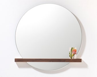 Miroir circulaire avec une subtile étagère en bois