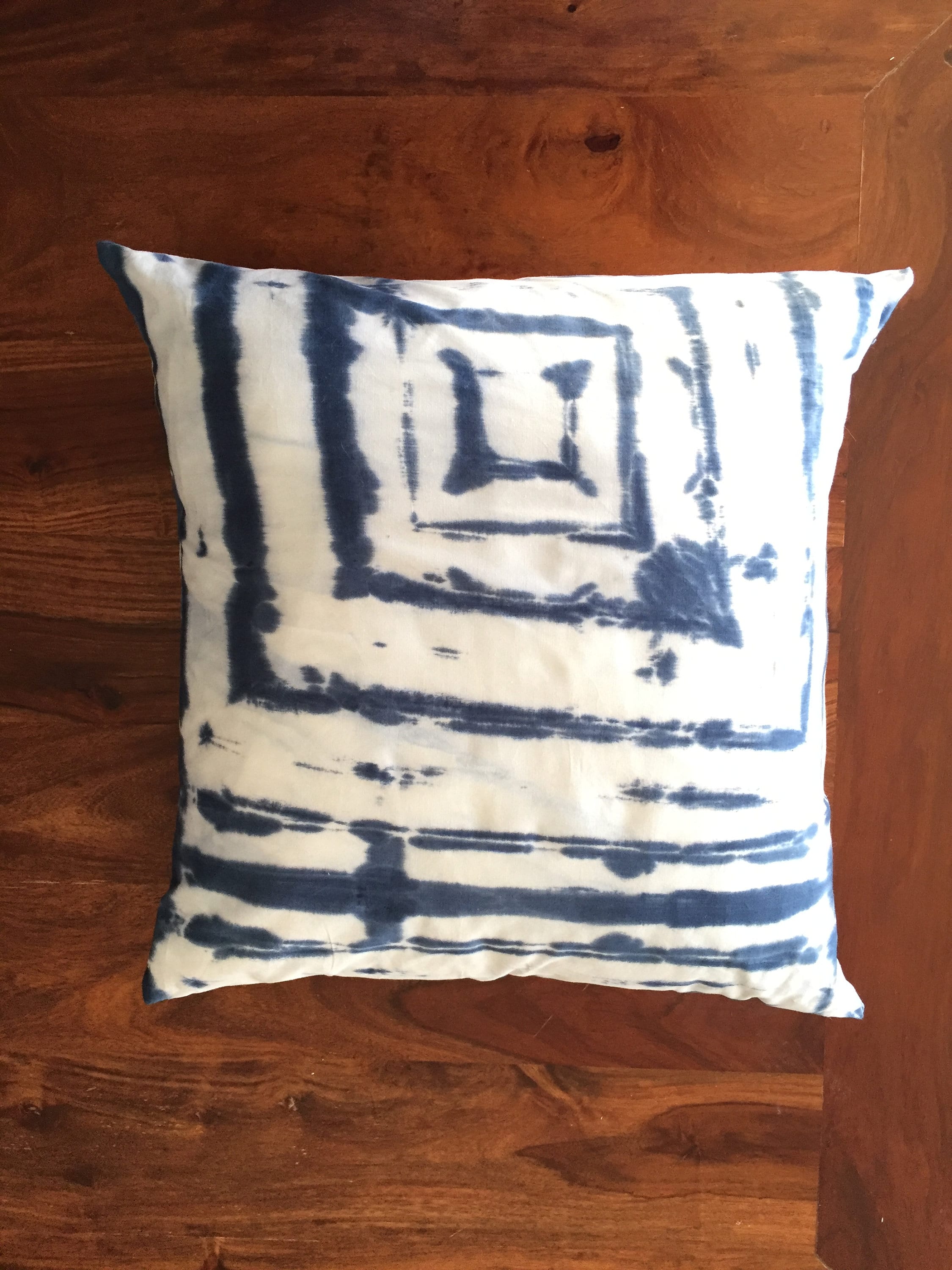Coussin Teint en Bleu avec Des Motifs Shibori