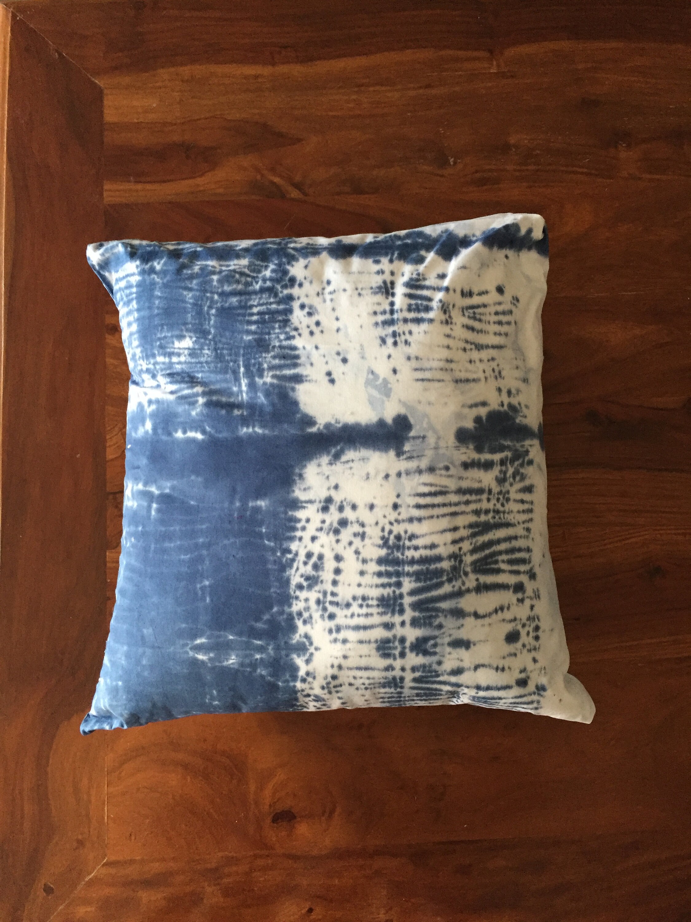 Coussin Teint en Bleu avec Des Motifs Shibori