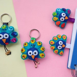 Llavero y marcapáginas de pavo real de fieltro hecho a mano, dije para bolso y mochila, colgador para espejo retrovisor, regalo para lectores y amantes del pavo real, imán.