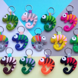 Handmade felt chameleon keyring and backpack tag, personalized with your favourite colours, unique gadget for Chameleon class and Schultüte