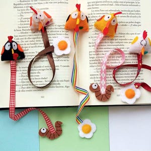 Chicken bookmark made of felt, triangular funny rooster, cute gift for book lovers and readers, useful birthday present for family and kids