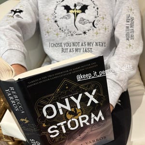 Embroidered Fourth Wing Hoodie: Dragon Rider Fantasy Reader bild 1