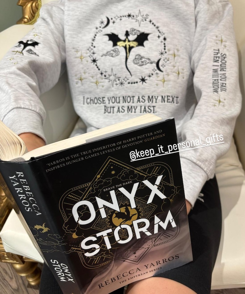 Embroidered Fourth Wing Hoodie: Dragon Rider Fantasy Reader bild 1