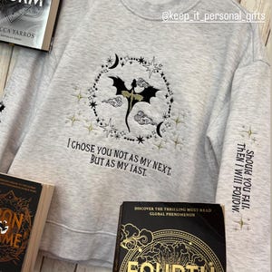 Embroidered Fourth Wing Hoodie: Dragon Rider Fantasy Reader bild 2