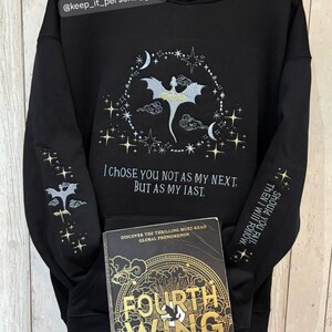 Embroidered Fourth Wing Hoodie: Dragon Rider Fantasy Reader bild 5