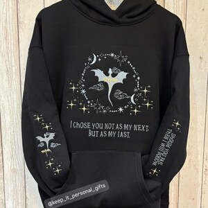 Embroidered Fourth Wing Hoodie: Dragon Rider Fantasy Reader bild 4