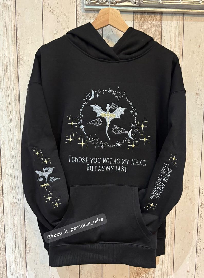 Embroidered Fourth Wing Hoodie: Dragon Rider Fantasy Reader bild 4