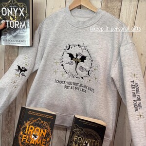 Embroidered Fourth Wing Hoodie: Dragon Rider Fantasy Reader bild 3