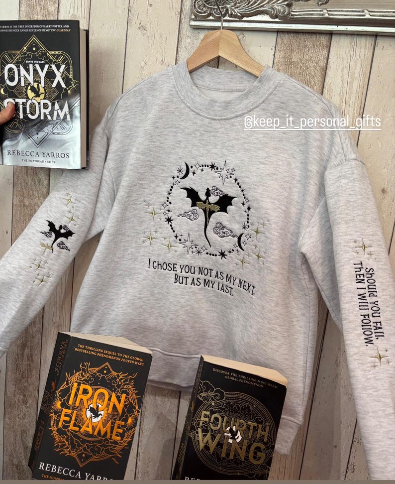Embroidered Fourth Wing Hoodie: Dragon Rider Fantasy Reader bild 3