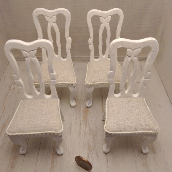 Quattro sedie in miniatura in stile francese, scala 1:12.