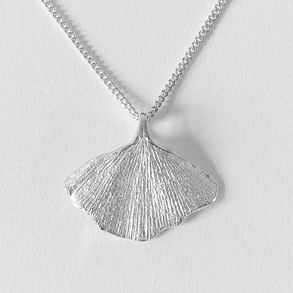 Ginkgo biloba. Véritable feuille de ginkgo avec collier. Pendentif Ginkgo en argent sterling. Fait main.