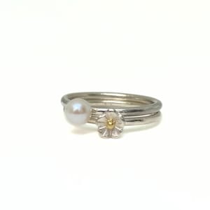SAKURA. Stacking rings. 2 rings. Ring with pearl and ring with detailed blossom with gold button 24 carat. Mixed metal ring.