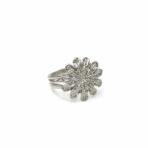 Op de afbeelding: Een zilverkleurige ring met een textuur, bloemachtig ontwerp. De ring heeft een meerlagige band en een gedetailleerd bloemenmiddelpunt, perfect om een vleugje door de natuur geïnspireerde elegantie aan elke outfit toe te voegen.