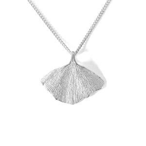 GINKGO BILOBA. Véritable feuille de ginkgo avec collier. Fabriqué à la main en argent 925 ou plaqué or jaune 18 carats.