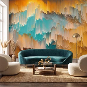 Peut inclure: Un canapé incurvé en velours sarcelle est placé devant une peinture murale aux stries verticales orange, sarcelle et crème. Deux fauteuils arrondis couleur crème, une table basse ronde en verre avec des sculptures dorées et un lampadaire.