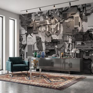 Op de afbeelding: Een kamer met een grote muurschildering met een complex, driedimensionaal mechanisch patroon in grijstinten, zwart en wit. Een donkerblauwe fauteuil, een glazen salontafel en een lang metalen dressoir staan voor de muur opgesteld.