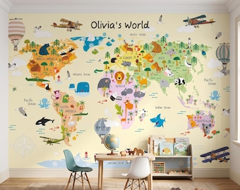Può includere: Un murale con una mappa del mondo intitolata Olivia's World, che mostra i continenti in vari colori con illustrazioni di animali, alberi, mongolfiere e aerei. La mappa include etichette per oceani e continenti su uno sfondo chiaro.